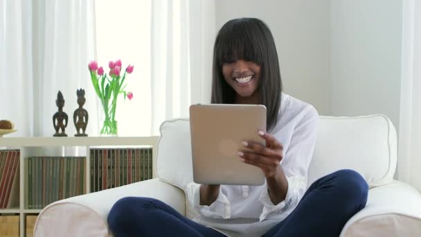 Glimlachende Afro Amerikaanse Vrouw Spelen Met Tablet — Stockvideo