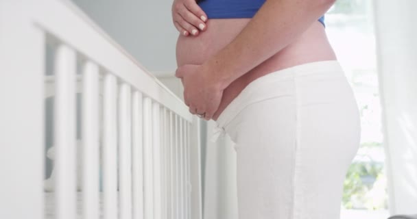 可愛いです妊娠中の女性立ちます上のクリブ — ストック動画