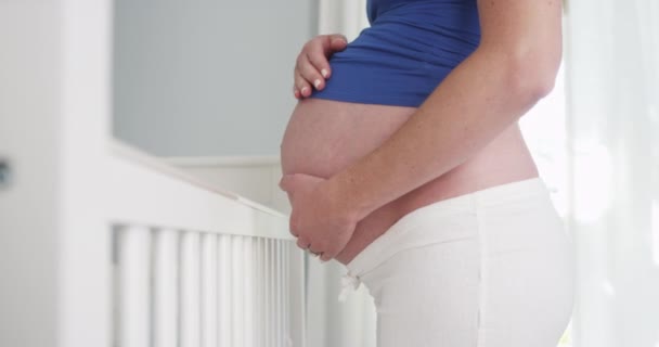 Όμορφη Έγκυος Γυναίκα Στέκεται Πάνω Από Κούνια Εκμετάλλευση Κοιλιά — Αρχείο Βίντεο