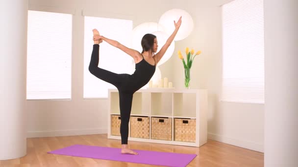 Yoga Yapan Sevimli Asyalı Kadın Dansın Efendisi — Stok video