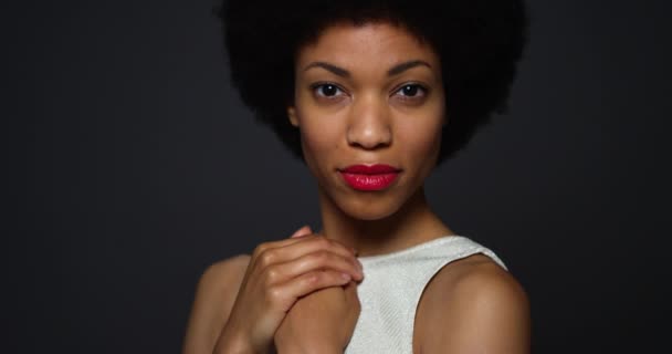 Красива Чорна Жінка Стоїть Елегантній Білій Сукні — стокове відео