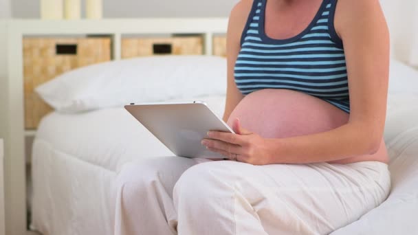 Zwangere Vrouw Met Behulp Van Tablet — Stockvideo