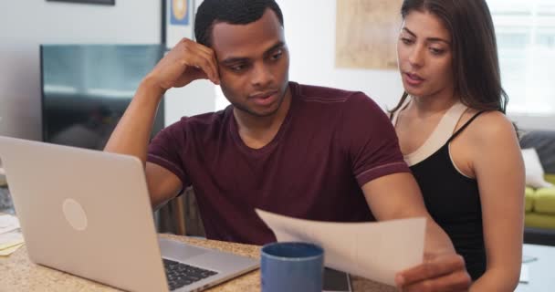 Millennial Paar Sitzt Küchentisch Und Schaut Über Unerwartete Rechnungen Junge — Stockvideo