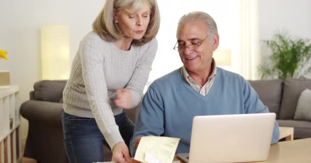 Pasangan Dewasa Melakukan Keuangan Pada Komputer Laptop — Stok Video