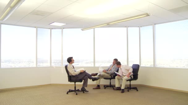 Tre Uomini Affari Seduti Sulle Sedie Dell Ufficio Mentre Parlano — Video Stock