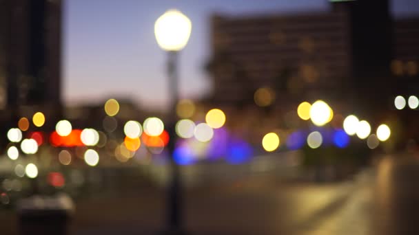 市内の歩道のダウンタウンに街灯とボケの都市照明のフォーカス背景プレートから 緑の画面構成のためのぼやけたビデオの背景 — ストック動画