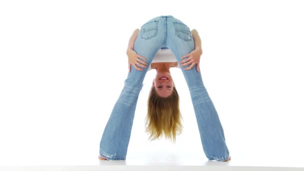 Mulher Jeans Olhando Através Das Pernas — Vídeo de Stock
