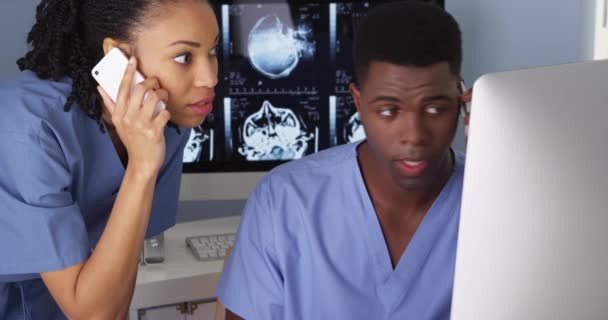 Squadra Medica Afroamericana Che Parla Cellulare — Video Stock