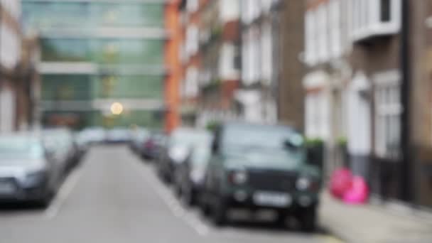 イギリス ロンドンのかなり住宅街の水平方向のパン 近所の伝統的な英語の町の家の外に駐車車の専用のショット — ストック動画