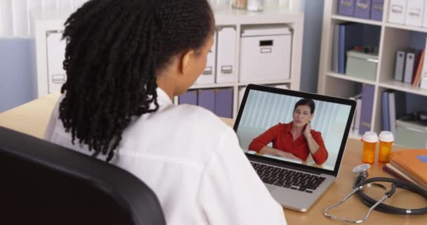 Mulher Falando Com Médico Afro Americano Por Vídeo Chat — Vídeo de Stock