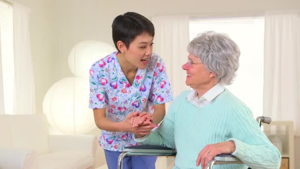 Enfermera China Feliz Hablando Con Paciente — Vídeos de Stock