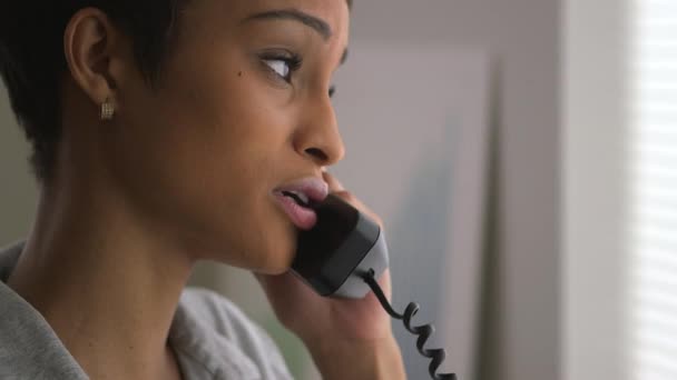 Telefon Kullanarak Afrikalı Amerikalı Kadınlarına Yaklaş — Stok video
