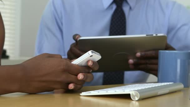 Siyah Ortaklarının Mesajlaşan Tablet Kullanan Ellerini Kapat — Stok video