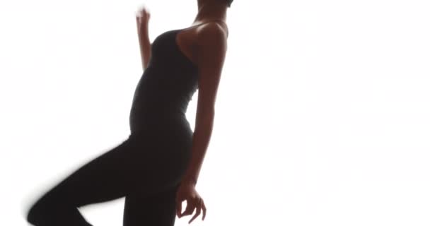 Terug Verlicht Zwart Vrouw Dansen Wit Achtergrond — Stockvideo