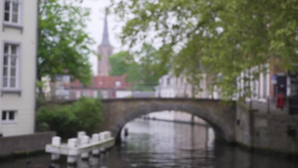 Wazige Achtergrond Plaat Van Kanaal Brugge Met Rondvaartboot Passeren Voor — Stockvideo
