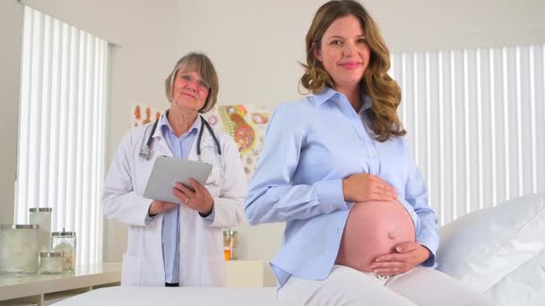 幸せな医者と妊婦の笑顔 — ストック動画