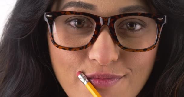 かわいいメキシコ女性メガネと鉛筆をかむ — ストック動画