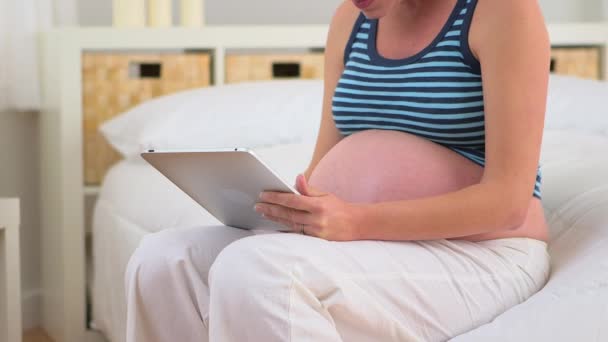 Mère Enceinte Utilisant Comprimé — Video