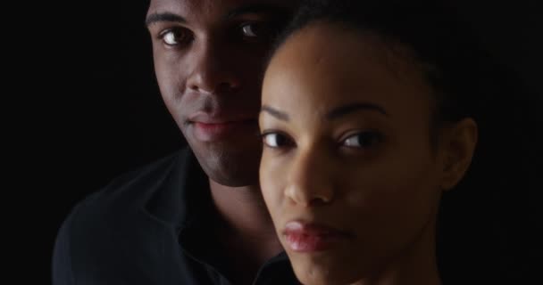 Dramatische Rek Focus Tussen Twee Jonge Afro Amerikanen — Stockvideo
