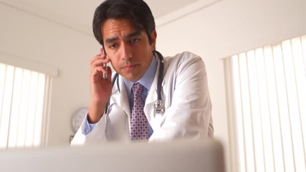 Meksykański Lekarz Rozmawiający Przez Telefon — Wideo stockowe