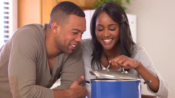 快乐的黑人夫妇在厨房做饭 — 图库视频影像
