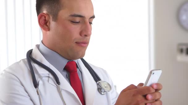 Hispánský Lékař Pomocí Mobilního Telefonu Text — Stock video