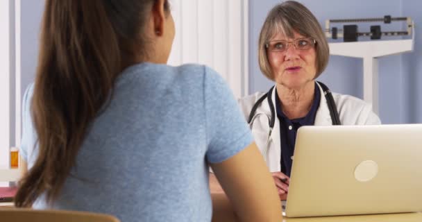 Mogen Läkare Rådgivning Mexikanska Kvinnlig Patient — Stockvideo