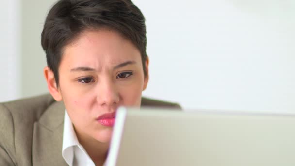 Unzufriedene Asiatische Geschäftsfrau Arbeitet Laptop — Stockvideo
