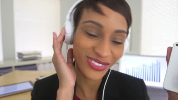 Lachende Afroamerikanische Geschäftsfrau Hört Musik Bei Der Arbeit — Stockvideo