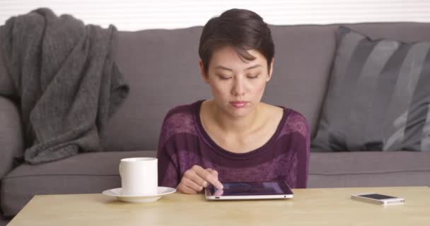 在咖啡桌而坐的平板电脑的中国女人 — 图库视频影像