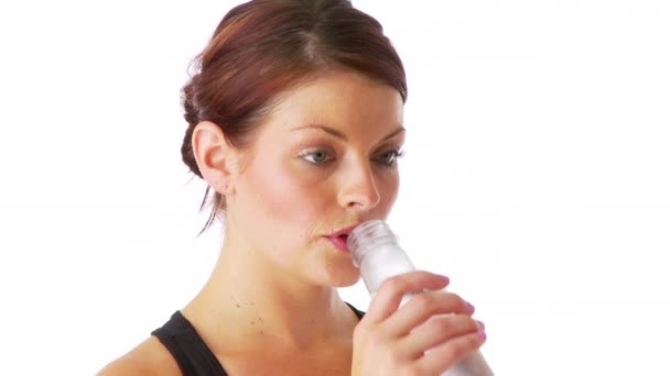 Mujer Sudorosa Bebiendo Agua Después Entrenamiento — Vídeo de stock