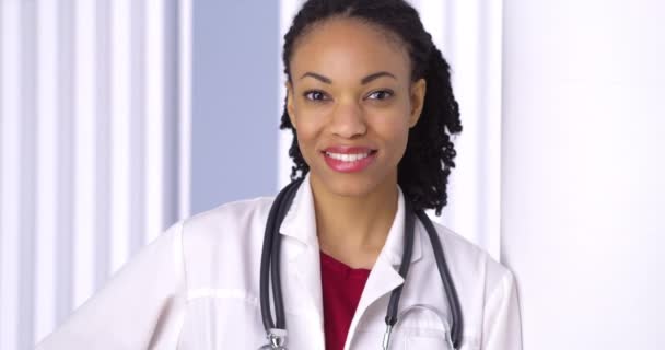 非洲女医生微笑着对着照相机 — 图库视频影像