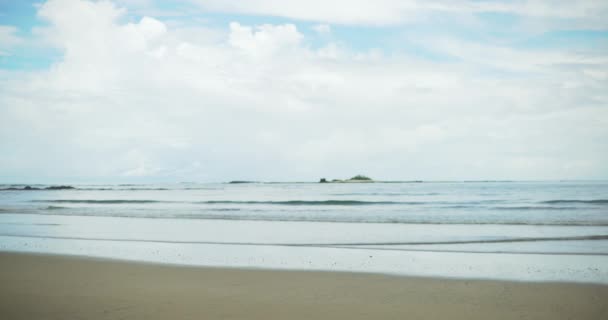 Scenic Breed Schot Van Kalme Zee Golven Wassen Tropische Strand — Stockvideo