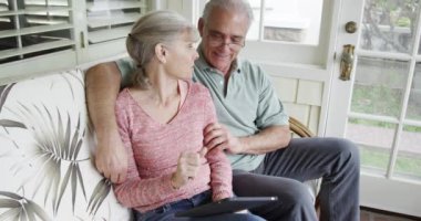 Olgun çift kanepede tablet kullanma