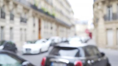 Tipik bir Avrupa caddesinde park edilmiş Bokeh araba plakası. Paris 'te küçük bir caddede paralel park eden arabaların bulanık görüntüsü