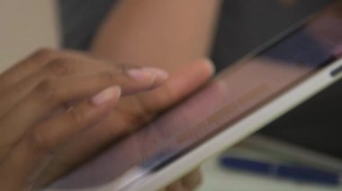 Tablet bilgisayar kullanarak iş kadınlarının ellerine aşırı yakın çekim