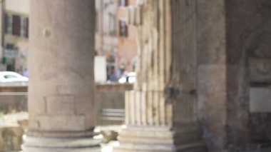Roma İtalya 'daki Pantheon' un sütununu bulanıklaştırdı. Eski Avrupa kentindeki Roma taş yapısının odak alanı dışında