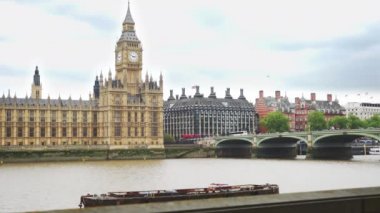Big Ben ve Avam Kamarası 'nın Londra' nın göl kenarından güzel bir dış görüntüsü. Westminster Köprüsü ve Thames Nehri 'nden Londra şehir manzarası. 4k