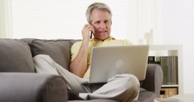 Son sınıf öğrencisi laptopla ukalaca konuşuyor.