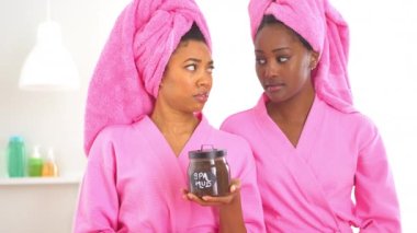 Spa çamurunu reddeden iki Afrikalı Amerikalı arkadaş.