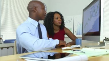 Siyah iş arkadaşları birlikte dizüstü bilgisayar kullanıyorlar.