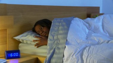 genç bir kadın uyanıyor