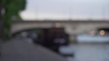 Nehir köprüsünün Avrupa kentsel yapısının soyut arka planı. Bokeh arka plan plakası su birikintisinin yanında