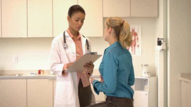 kadın doktor hasta ile konuşmak