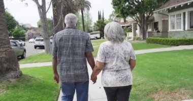 Yaşlı siyah çift birlikte yürüyor.