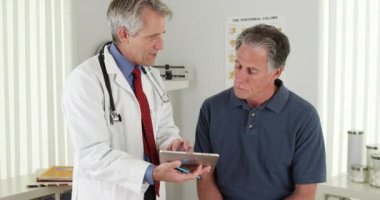 Doktor ve hasta ofiste konuşmak