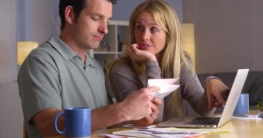 Finansal durumları yüzünden bunalmış bir çift