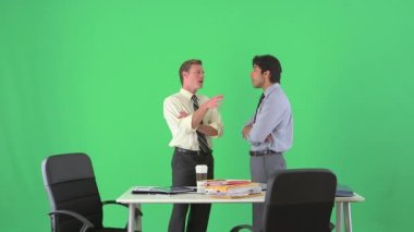 İş adamları yeşil ekranda konuşuyor