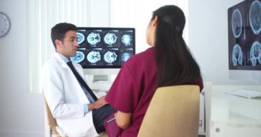 Ofiste bir tartışma sahip çok ırklı tıbbi ekip