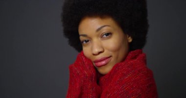 Afro giyen ile Afrikalı kadın kırmızı şal